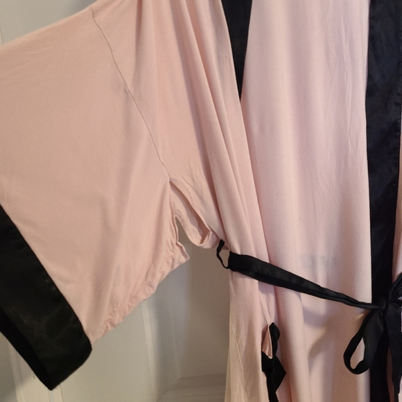 Victoria's secret pink robe - Picture 3 of 4